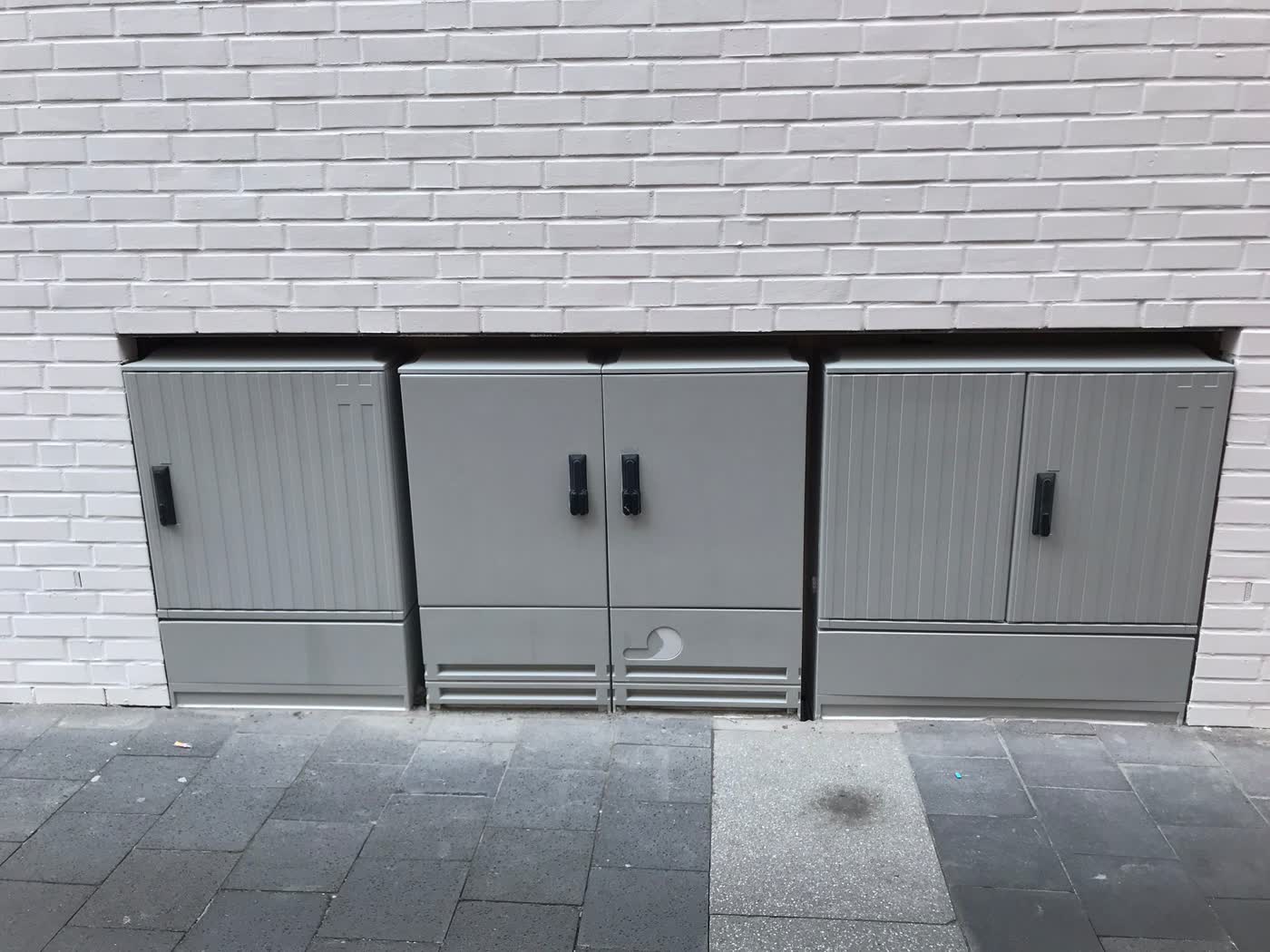 Stromkästen und Klinkerfassade nach der Behandlung, saubere Fläche
