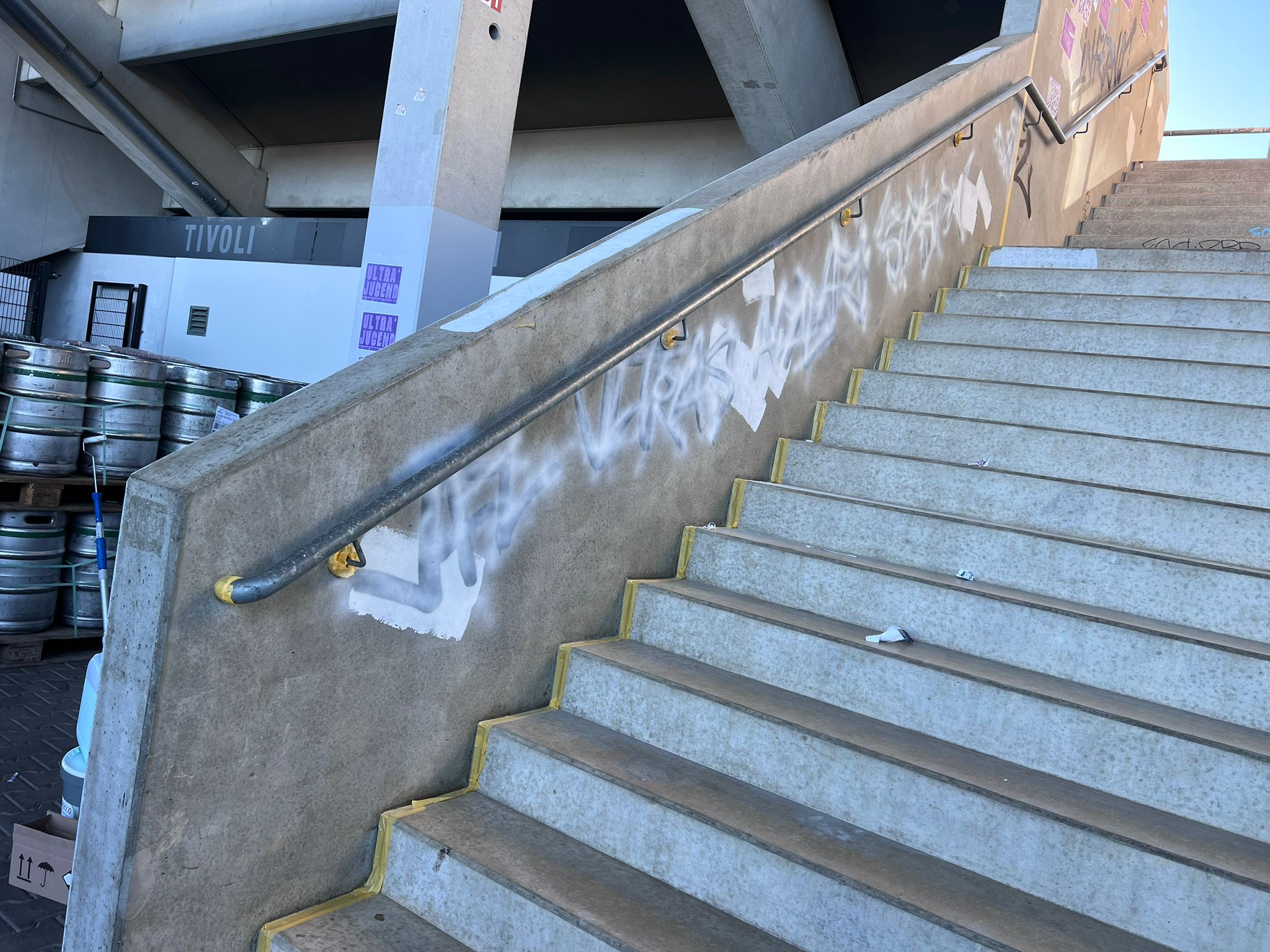Graffitientfernung am Treppenaufgang des Gästeblocks am Tivoli Aachen